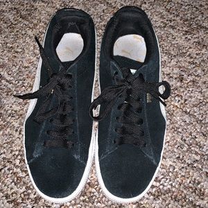 Black suede puma sneakers with white stripe